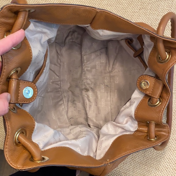 Michael Kors Astor grommet ring tote in brown leather - Picture 6 of 8